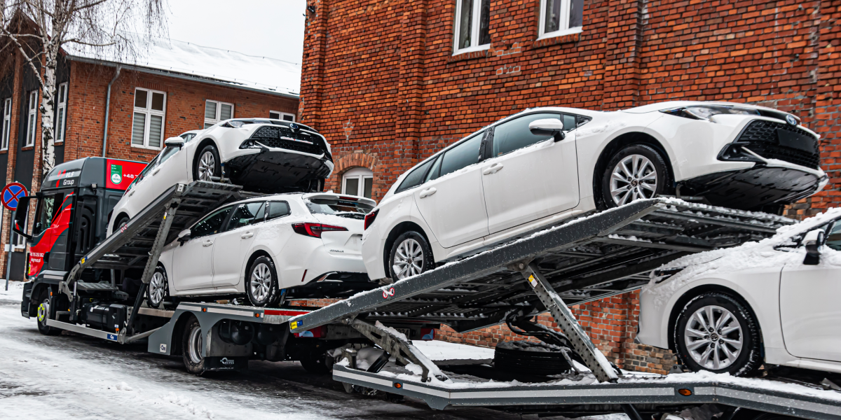 Laweta z załadowanymi pojazdami gotowa do transportu przez VLS Group