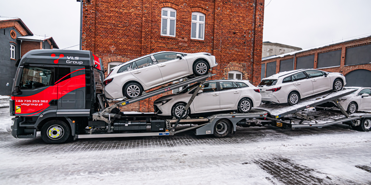 Nowoczesny transporter VLS Group w trakcie przewozu pojazdów w mieście