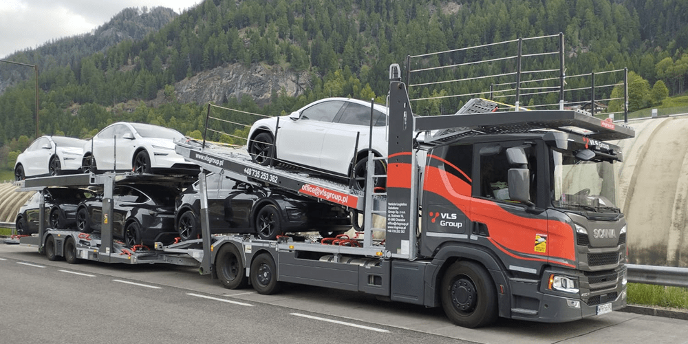 Załadunek SUV-ów na autotransporterze VLS Group pod centrum logistycznym