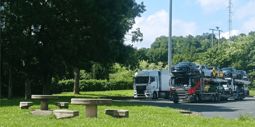 Transport kolorowych samochodów osobowych przez Alpy