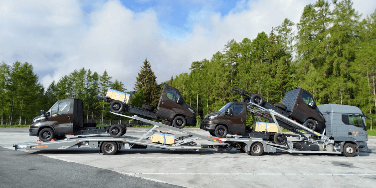 Załadunek aut dostawczych na przyczepę transportową