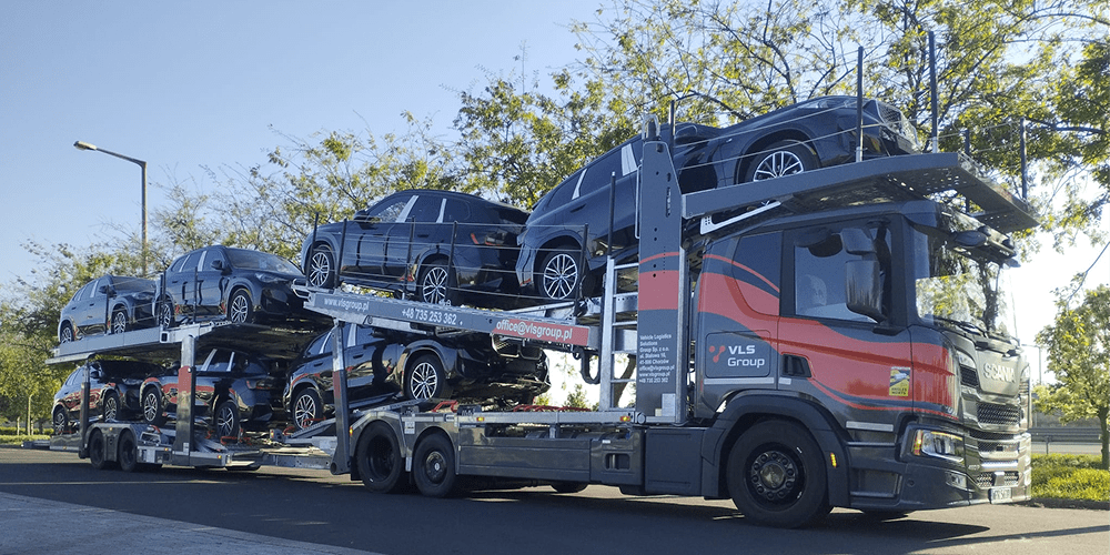 Zbliżenie na dwupoziomową lawetę VLS z załadowanymi SUV-ami