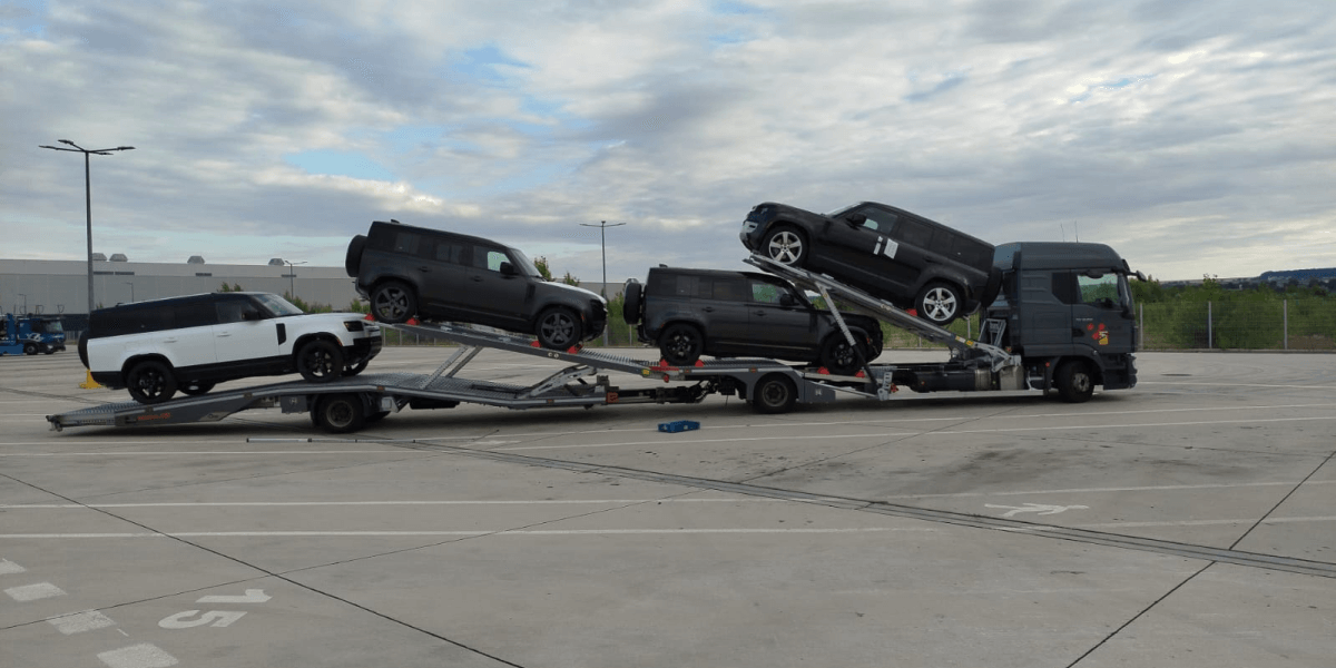 Samochody SUV przewożone na lawecie VLS