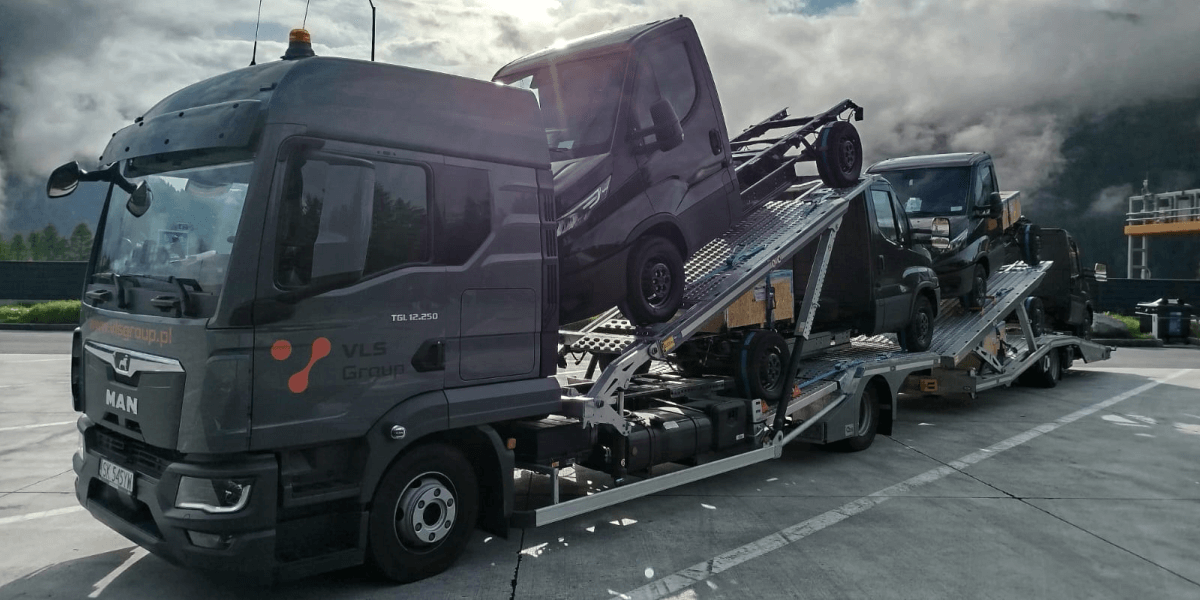 Transporter samochodowy VLS z załadowanymi pojazdami