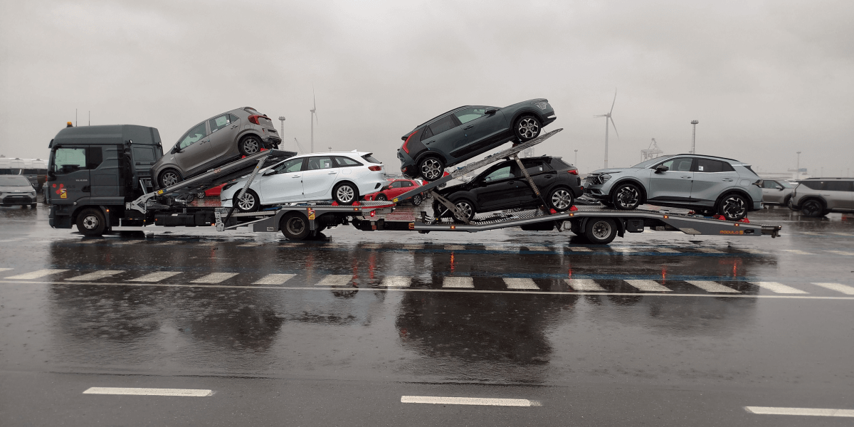 Przyczepa transportowa z autami osobowymi